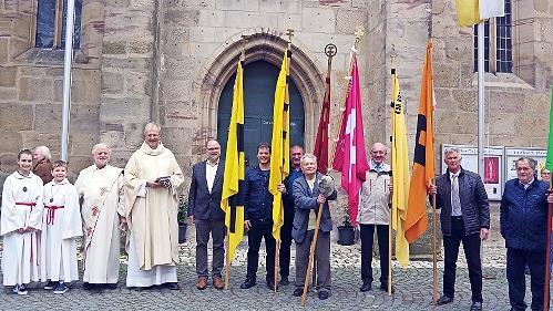 Die KAB-Ortsgruppen zogen eingangs mit ihren Fahnen und Bannern in die Stadtpfarrkirche ein.