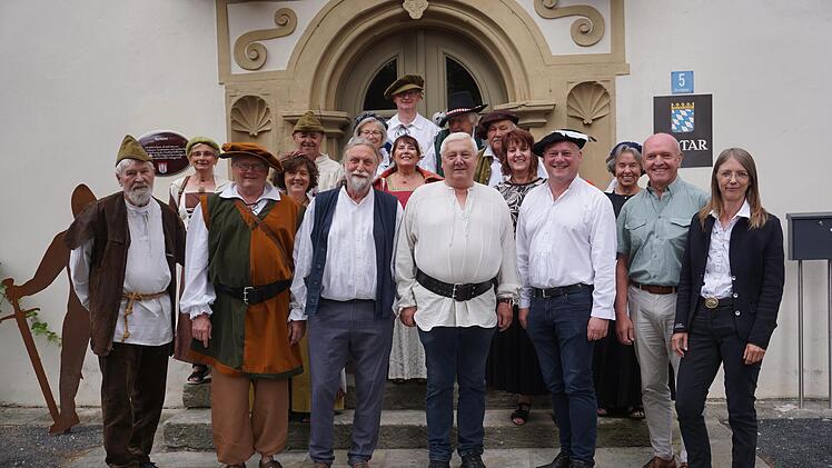 Die Freunde der Osterburg haben es möglich gemacht, dass die Ruine Osterburg freigelegt und der Nachwelt erhalten bleibt. Mit einer Dauerausstellung über die Freilegung und Präsentation von Funden runden sie ihr Engagement ab.