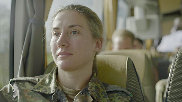 Offizierin Alina kurz vor dem Einsatz: Bem Apell werden die Soldaten verabschiedet.