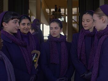 Die in lila gekleideten M&auml;dchen von Aunt Lydias Elite-Schule sind gespannt, welcher Mann f&uuml;r sie ausgesucht werden wird.