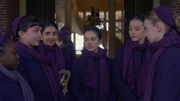 Die in lila gekleideten M&auml;dchen von Aunt Lydias Elite-Schule sind gespannt, welcher Mann f&uuml;r sie ausgesucht werden wird.