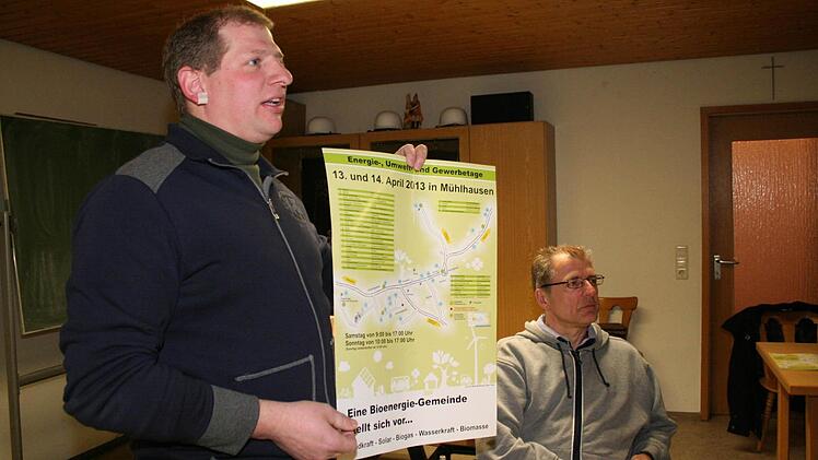 Mühlhausens Bürgermeister Klaus Faatz zeigt eines der vielen Plakate für die Energie-, Umwelt- und Gewerbetage. Foto: Evi Seeger
