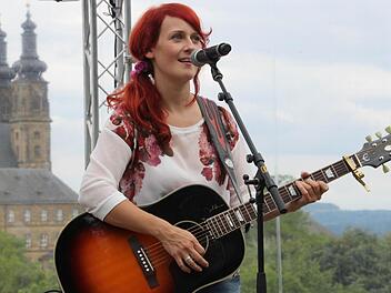 Sie ist nicht zu übersehen - auch nicht beim Soundcheck: Diane Wegmann ist eine der Nachwuchspreisträger der Hans-Seidel-Stiftung. Beim Festival "Songs an einem Sommerabend" wird die Frau mit den roten Haaren auch zu sehen sein.  Fotos: Sebastian Martin