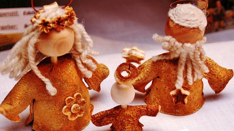 Krippenfiguren aus Orangenschalen.