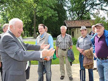 Günther Beckstein, Ministerpräsident a. D., hätte eigentlich gestern auf dem Lutherweg nach Bad Rodach wandern sollen. Wegen Verspätungen in der Luft und zu Lande kam er nicht dazu, sondern begrüßte die Wandergruppe erst in Bad Rodach. Foto: Simone Bastian