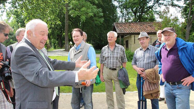 Günther Beckstein, Ministerpräsident a. D., hätte eigentlich gestern auf dem Lutherweg nach Bad Rodach wandern sollen. Wegen Verspätungen in der Luft und zu Lande kam er nicht dazu, sondern begrüßte die Wandergruppe erst in Bad Rodach. Foto: Simone Bastian