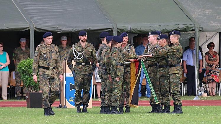 Die Deutschlandfahne senkte sich feierlich, als die Vereidigung gesprochen wurde.