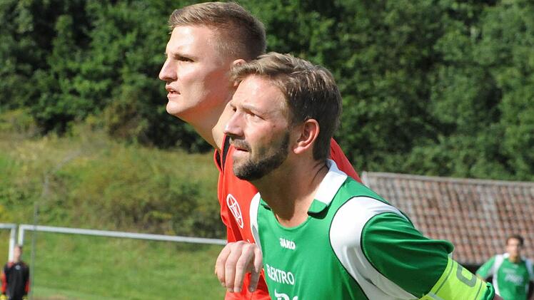Ausblick: Ins Gesicht geschaut beim Spiel des TSV Bad Bocklet/Aschach gegen den TV Jahn Winkels (in grün). Foto: Hopf