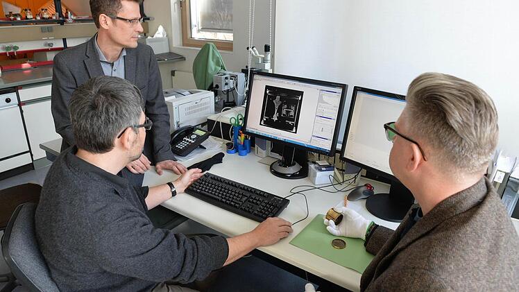 Oliver Mack, Markus Raquet und Roland Schewe (von links) beim Auswerten der Computerbilder. Foto: Ronald Rinklef