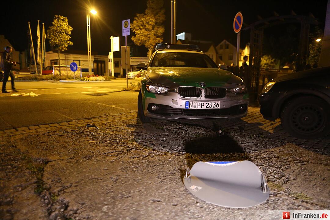 Radfahrer bei Kollision mit Streifenwagen schwer verletzt