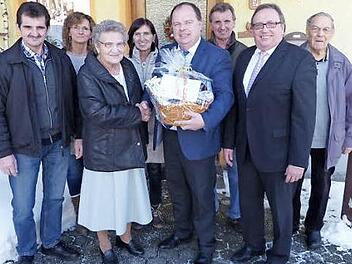 Bürgermeister Werner Burger (Mitte) und stellvertretender Landrat Dieter Schaar (Zweiter von rechts) gratulierten Rosa Raupach (vorne) zum 90. Geburtstag. Mit im Bild Familie und Nachbarn Foto: Klaus-Peter Wulf