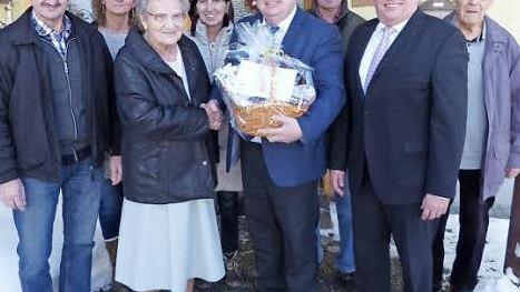 Bürgermeister Werner Burger (Mitte) und stellvertretender Landrat Dieter Schaar (Zweiter von rechts) gratulierten Rosa Raupach (vorne) zum 90. Geburtstag. Mit im Bild Familie und Nachbarn Foto: Klaus-Peter Wulf