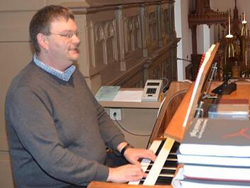 Für Sebastian Rauer, hier an der Orgel in Neukenroth, ist es eine große Freude, zur Ehre Gottes die Gottesdienste an der Orgel mit Klang zu erfüllen. Foto: K.- H. Hofmann