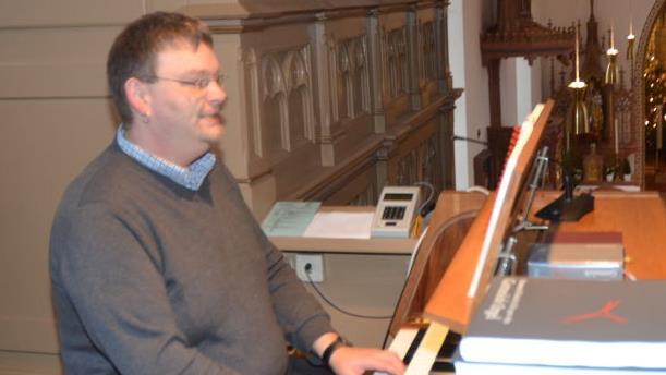 Für Sebastian Rauer, hier an der Orgel in Neukenroth, ist es eine große Freude, zur Ehre Gottes die Gottesdienste an der Orgel mit Klang zu erfüllen. Foto: K.- H. Hofmann