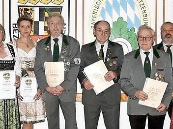 Bei den Ehrungen (von links): Schützenmeister Reinhold Wolf, Elisabeth Müller, Karin Effenberger, Hubert Ringlstetter, Adelbert Wolf, Hans Jungkunz, 3. Schützenmeister Michael Staar, Tina Baumstark und 2. Schützenmeister Wolfgang Bergmann.  Foto: K.- H. Hofmann
