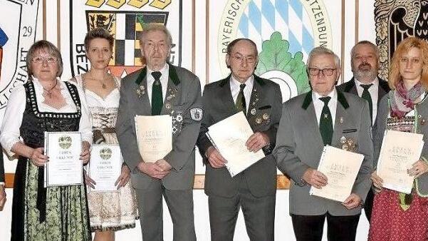 Bei den Ehrungen (von links): Schützenmeister Reinhold Wolf, Elisabeth Müller, Karin Effenberger, Hubert Ringlstetter, Adelbert Wolf, Hans Jungkunz, 3. Schützenmeister Michael Staar, Tina Baumstark und 2. Schützenmeister Wolfgang Bergmann.  Foto: K.- H. Hofmann