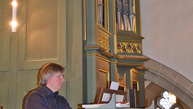 Regionalkantor Peter Rottmann stellte  die Klangfülle der Schlimbach Orgel in der Stadtpfarrkirche Bad Königshofen vor. Dafür gab es stehende Ovationen. Foto: Friedrich