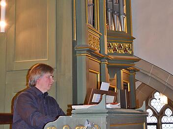 Regionalkantor Peter Rottmann stellte  die Klangfülle der Schlimbach Orgel in der Stadtpfarrkirche Bad Königshofen vor. Dafür gab es stehende Ovationen. Foto: Friedrich
