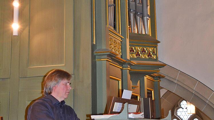 Regionalkantor Peter Rottmann stellte  die Klangfülle der Schlimbach Orgel in der Stadtpfarrkirche Bad Königshofen vor. Dafür gab es stehende Ovationen. Foto: Friedrich