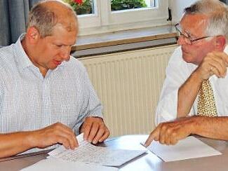 Bürgermeister Klaus Faatz und Autor Hermann Meißner im Gedankenaustausch über die Dokumentation "Post in "Mühlhausen  Foto: Dieter Gropp