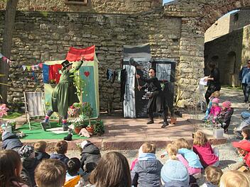 Das Theaterstück "Herr Glück und Frau Unglück"   schlug die Kinderschar in seinen Bann.   Winfried Ehling