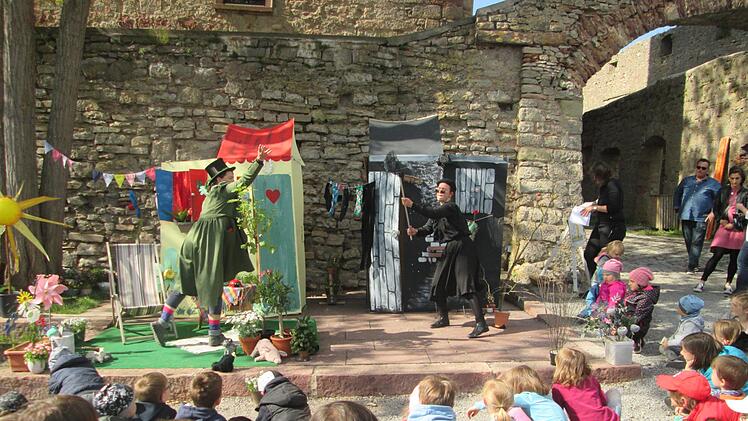 Das Theaterstück "Herr Glück und Frau Unglück"   schlug die Kinderschar in seinen Bann.   Winfried Ehling