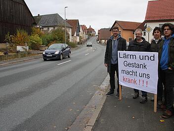 Am Samstagnachmittag  demonstrierten Mainrother Bürger für die geplante Umgehung von Mainroth,  Rothwind und Fassoldshof. Auch die Familie Graß mit (von links) Nicolai,  Stefan, Nicole und Marius bekundete ihren Unmut über die Verkehrsbelastung.