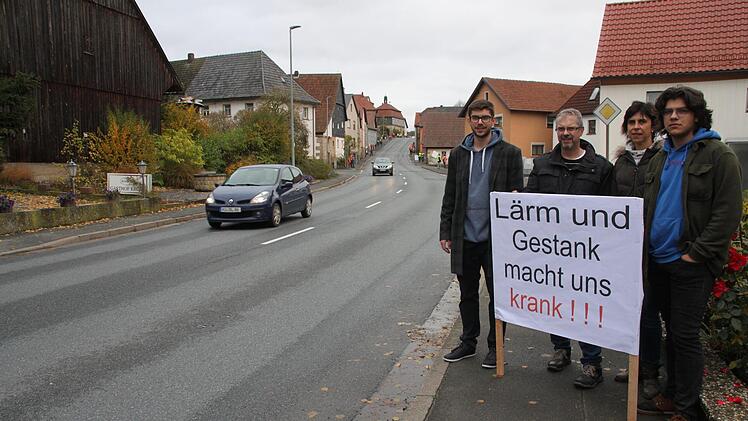 Am Samstagnachmittag  demonstrierten Mainrother Bürger für die geplante Umgehung von Mainroth,  Rothwind und Fassoldshof. Auch die Familie Graß mit (von links) Nicolai,  Stefan, Nicole und Marius bekundete ihren Unmut über die Verkehrsbelastung.