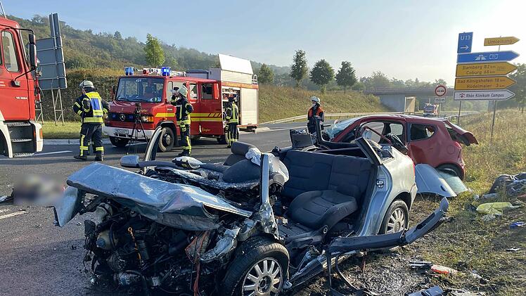 Heustreu: Autofahrer stirbt nach Zusammensto&szlig; auf B279 - 19-J&auml;hrige in Lebensgefahr