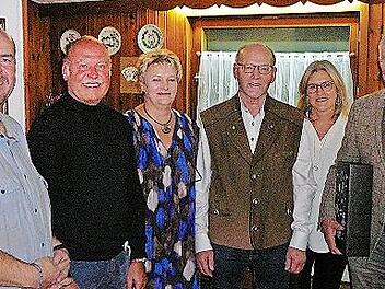 Manfred Ludwig (Dritter v.r.) gratulierten unter anderem (v.l.) Pfarrer Christian Schmidt, Zweiter Vorsitzender Rainer Eck, die Töchter Petra und Sylvia sowie Bürgermeister Günther Hübner.