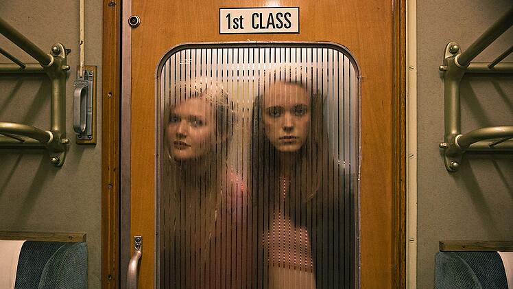 Joe (Stacy Martin, rechts) und B (Sophie Kennedy Clark) suchen im Zug nach willigen Partnern.