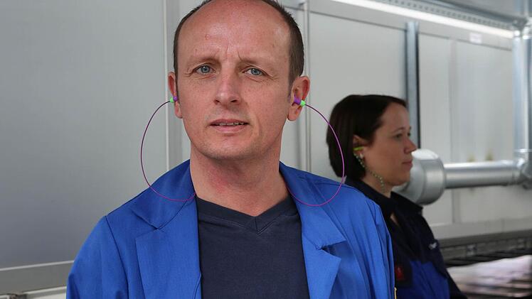 Auch der Chef ist mit seiner einzigen Frau im Team zufrieden: Peter Roppelt.