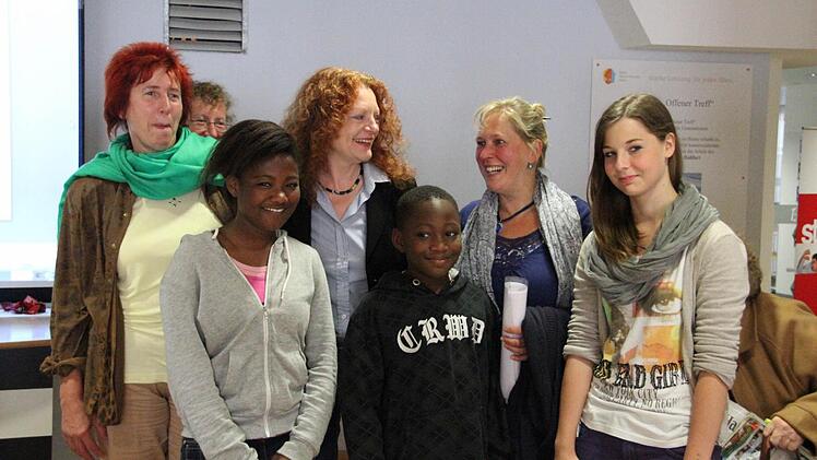Die Grünen-Spitzenkandidatin und Kreisrätin Rita Stäblein (links) posierten mit Kindern und einer Freiwilligen im Mehrgenerationenhaus für ein Erinnerungsfoto.