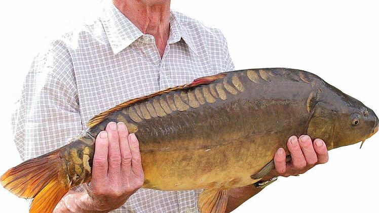 Der 74-jährige Alfred Hartenfels ist stolz auf seinen Fang.