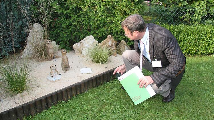 Andreas Becker von der Bewertungskommission schmunzelt über die Erdmännchen-Ecke.