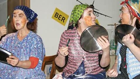 Aufschlussreich: Gespräche an der Bushaltestelle. Foto: Gabriele Sell