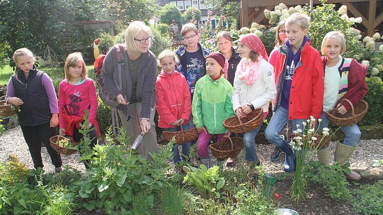 Karin Braun (Dritte von links) erklärt die wichtigsten Küchen- und Heilkräuter. Foto: Gerda Völk