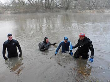 Unser Bild zeigt die Main-Schwimmer der Wasserwacht Eltmann Sascha Beuschel, Michael Scheit, Florian Schick und Bernd Grampp. Foto: Sabine Weinbeer