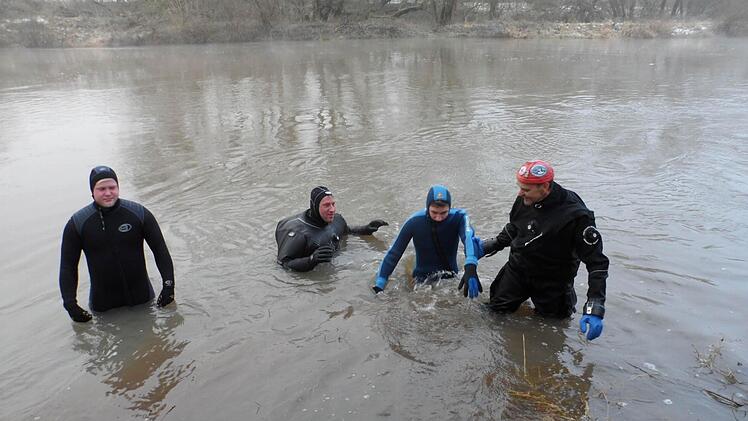 Unser Bild zeigt die Main-Schwimmer der Wasserwacht Eltmann Sascha Beuschel, Michael Scheit, Florian Schick und Bernd Grampp. Foto: Sabine Weinbeer