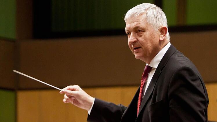 Impressionen vom Neujahrskonzert des "Musizierkreises Neustadt": Dirigent Norbert LucheFoto: Jochen Berger