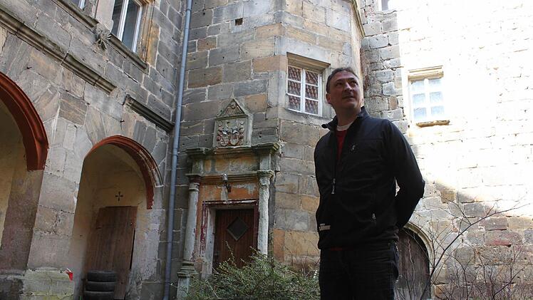 Otto Schardt, Nachbar und neuer Miteigentümer, im Innenhof Foto: Ramona Popp