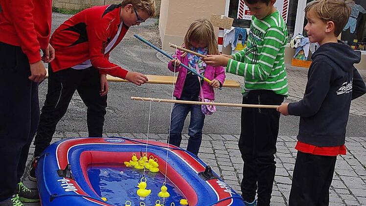 Entenangeln mit dem Schwimmverein Kronach Foto: Heike Schülein