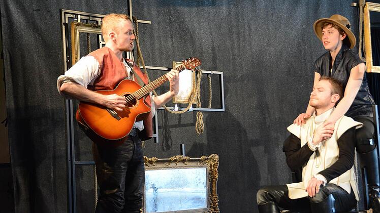 Musik erleichtert oft das Verständnis, vor allem beim verwirrenden Liebesspiel Shakespeares: Samual Griffiths, Daniel Chrisostomou als Graf Orsino, Eleanor Buchanan als als Mann verkleidete Viola. Foto: Elisabeth Assmann