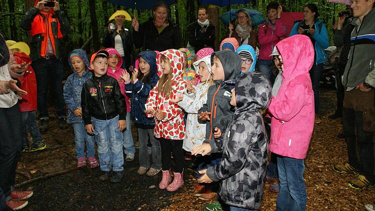 Mit einem Fledermaustanz und einem Sonnen-Lied gestalteten die Kindergartenkinder aus Burgwindheim die Eröffnung des Fledermauspfades mit. Foto: Sabine Weinbeer