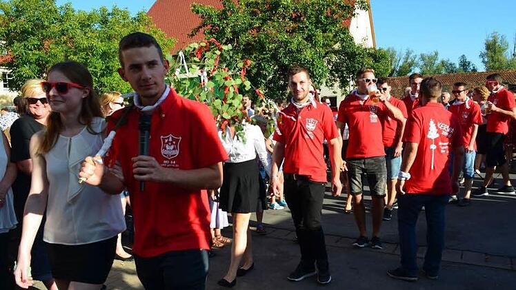 Die Kerwasburschen ziehen mit ihren Mädchen durch die Straßen.