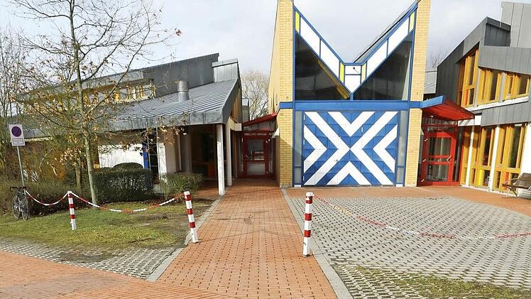 Über diesen Pflasterweg im Freien werden Schwerstkranke vom Klinikum am Bruderwald in die Palliativstation transportiert, sofern nicht ein Krankentransportwagen eingesetzt wird.  Foto: Barbara Herbst