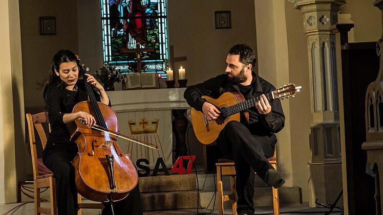 Das Duo Zaruk gastierte in der Johanneskirche Elsa: Cellistin Iris Azquinezer und Gitarrist Rainer Seiferth. Foto: Jochen Berger