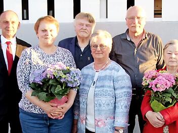 Bürgermeister Heinricht Süß dankte den fünf Gründungsmitgliedern Beate Youseff, Armin Stürmer, Karoline Schmidt, Reinhard Grimmer und Gretel Stürmer (v. l.). Foto: Richard Sänger