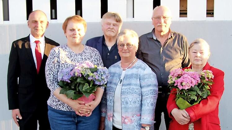 Bürgermeister Heinricht Süß dankte den fünf Gründungsmitgliedern Beate Youseff, Armin Stürmer, Karoline Schmidt, Reinhard Grimmer und Gretel Stürmer (v. l.). Foto: Richard Sänger