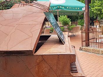 Beliebtes Fotomotiv für durchreisende Asiaten ist das stählerne Klavier an der Terrasse des Knetzgauer Euro-Rastparks. Wenn hier die Reisenden aus vielen Nationen halten, meint man, selbst im Urlaub zu sein.